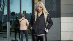 Patricia P�rez, en la entrada a radioterapia en el CHUO.