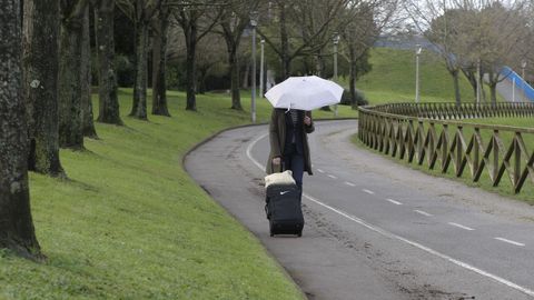 Una mujer camina por el parque de Moreda, en Gijn