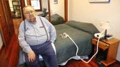 Eulogio, que necesita una mquina para dormir, en el piso que ahora comparte con una mujer chilena.