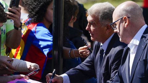 El presidente Joan Laporta a la llegada del autob�s del Barcelona al hotel de concentraci�n del equipo este jueves. Oviedo y Barcelona vuelven a medirse en un partido de la m�xima categor�a 24 a�os despu�s
