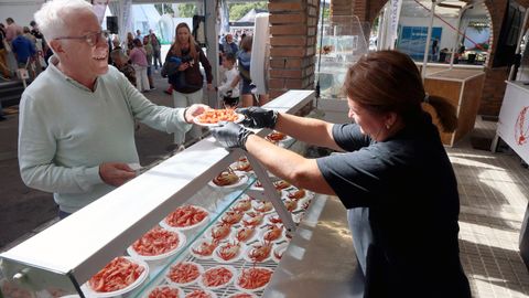 La Festa do Marisco de O Grove ofrece gastronom�a y m�sica durante todo el puente.