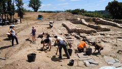 Participantes en uno de los campos de trabajo que participaron en las excavaciones del castro de Cereixa en los �ltimos a�os