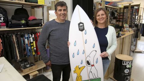 El «shaper» Vito Fernández y su mujer, Silvia Rey Caínzos, abrieron Crest Surfboards en Ultramar en junio del 2017