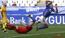 Toche Casto Real Oviedo Alcorcon Carlos Tartiere.Toche, en una accion con Casto