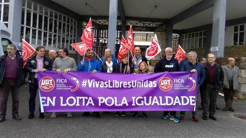 Concentraci�n �s portas da f�brica de Sargadelos, en Cervo