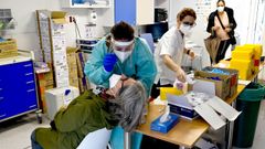 Imagen de archivo de la realizaci�n de una prueba diagn�stica de covid.