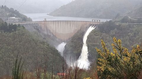 A presa hidroelctrica de Chantada ten abertas tres comportas e un unha vlvula