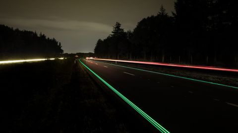 La empresa Heijmans instal sealizacin horizontal luminosa en un tramo de una carretera de Holanda.