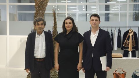 Adriana Domnguez, presidenta de la compaa, acompaada por Antonio Puente, consejero delegado, y Adolfo Domnguez