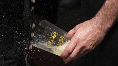 Detalle de un vaso de sidra