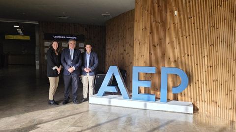 Isabel Caas, directora de relaciones externas de Congalsa; Miguel Matos, director de relaciones institucionales de la patronal portuguesa, y Luis Simarro Lpez, responsable de filiales de la corporacin empresarial Congalsa