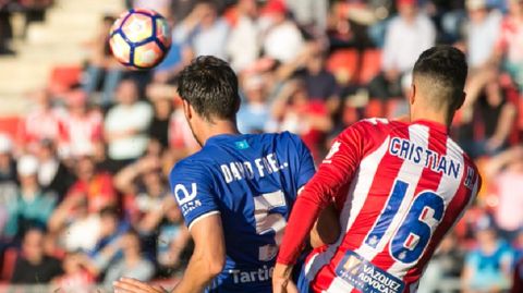 David Fern�ndez disputa un bal�n de cabeza ante el Girona