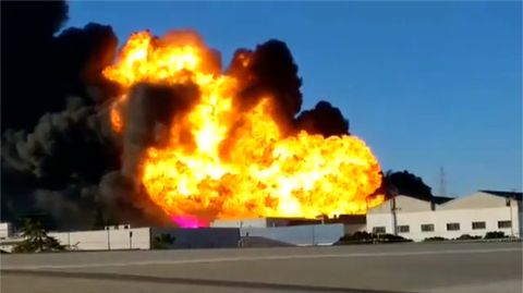 Impresionante incendio de una f�brica qu�mica en Valencia