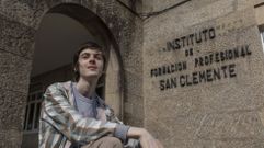 Ezequiel Soto acab el pasado curso el ciclo de DAW en el IES San Clemente, al que represent en una competicin en la que se enfrentan los mejores alumnos de la FP y result ganador. El santiagus dice que, en sus ratos libres, le gusta jugar en el ordenador y desarrolla sus propios proyectos en casa, ya sean programas, aplicaciones o incluso algn que otro juego. Tampoco me da la vida para ms, apunta.