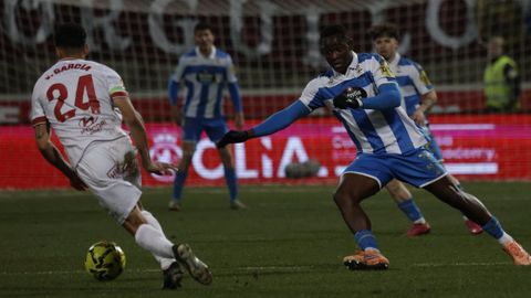 Bil persigue a un rival en el partido jugado en el Reino de Le�n