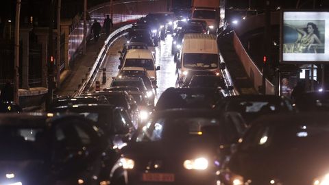 Las compras navide�as dejan otra jornada de atascos en los accesos a las zonas comerciales y al centro de A Coru�a