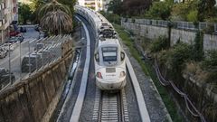 Un Alvia circulando por el tramo adaptado para la alta velocidad en Ourense