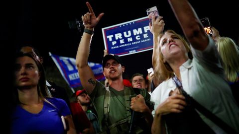 Siimpatizantes de Trump se manifiestan, algunos de ellos armados, frente a un centro de votacin en Phoenix (Arizona)