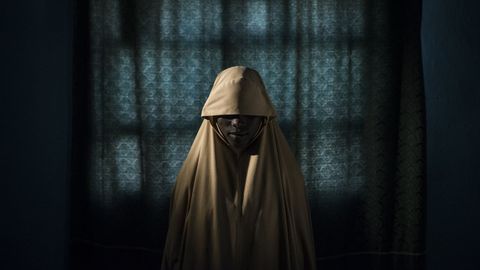 Fotograf�a cedida por la organizaci�n World Press Photo que muestra la imagen captada por el fot�grafo Adam Ferguson, ganador del primer premio de la categor�a �Personas - Historias�. La foto muestra a Aisha, de 14 a�os, posando en un retrato en Maiduguri, estado de Borno, Nigeria, el 21 de septiembre del 2017. Aisha fue secuestrada por Boko Haram y luego se le asign� una misi�n suicida. Despu�s de que fue atada con explosivos, ella encontr� ayuda y no complet� su tarea. 