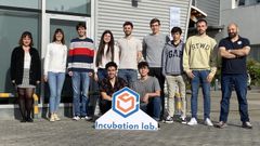 Diez j�venes estudiantes de fin de grado o de m�ster forman la incubadora de ideas de Marine Instruments, que dirige Jaime Prado (a la derecha), ingeniero de la empresa y profesor en la Universidade de Vigo