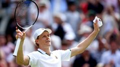 Sinner agradece el apoyo del p�blico en la pista central del All England Club.