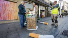 Los equipos de limpieza de Carballo, que participaron en una campa�a divulgativa con el Concello hace un tiempo, recogen en torno 7.000 colillas al d�a. Suficientes para llenar un contenedor transparente como el de la imagen. Cada d�a.