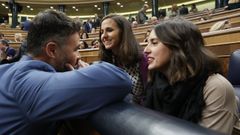 Gabriel Rufi�n hablando con Irene Montero en el 2023, durante la sesi�n de investidura de Pedro S�nchez.