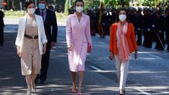  La ministra de Defensa, Margarita Robles (d), junto a la reina Letizia (c) y la presidenta en funciones de la Comunidad de Madrid, Isabel D�az Ayuso (i)  durante la celebraci�n del D�a de las Fuerzas Armadas este s�bado en Madrid