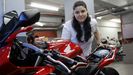 Eugenia L�pez dej� su trabajo en veterinaria para hacer una FP de mec�nica.