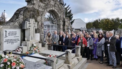 No cemiterio descubriuse unha lpida en galego no panten familiar de Miguel Santalices