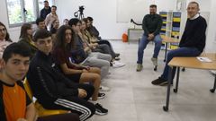 Higinio Gonzlez (derecha) co xornalista Iago Garca, no IES Blanco Amor de Ourense para falar de ciencia e futuro