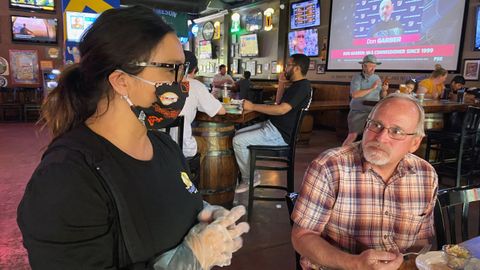 En California las mascarillas se ven en los restaurantes, abiertos al público