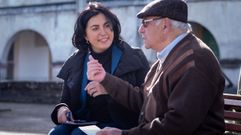 Elena Candia con un vecino del barrio lucense de Montir�n