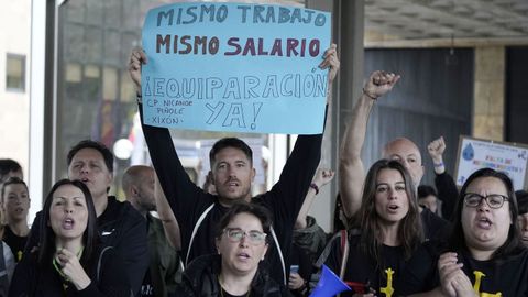 Profesores en apoyo a los sindicatos a la entrada de la consejera