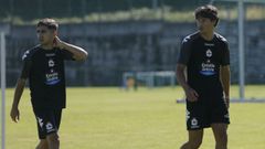 Guille Bueno, a la derecha, junto a Yeremay, durante un entrenamiento del Deportivo en Abegondo