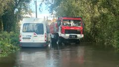 Auxilio a cuatro menores que viajaban en un transporte escolar que qued varado en una balsa de agua en Allariz