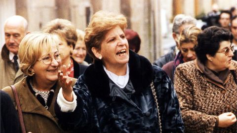 Carmen Avendao, en el centro, en una manifestacin durante un juicio en Cambados en 1998