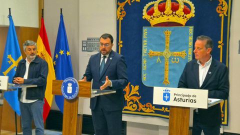 El presidente del Principado de Asturias, Adri�n Barb�n, junto con los consejeros de Movilidad, Medio Ambiente y Gesti�n de Emergencias, Alejandro Calvo (izqda.), y de Medio Rural y Pol�tica Agraria, Marcelino Marcos.