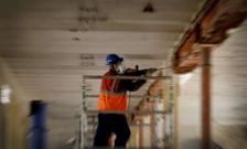 Un obrero trabaja en las obras de rehabilitaci�n de la F�brica de Tabacos. 