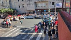 En el centro de salud de Ribeira volvieron a concentrarse para pedir que se cubran de forma permanente todas las plazas vacantes de médico