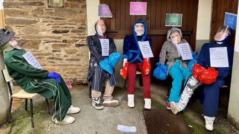 Uno de los grupos de compadres exhibidos en el municipio de A Pobra do Broll�n