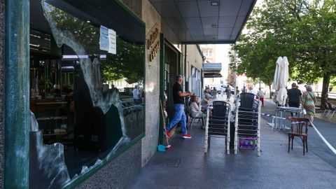 Ventanales rotos tras el robo en el bar Caribe de Ferrol