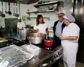 Beatriz Mato en su visita al Hogar Sor Eusebia. 