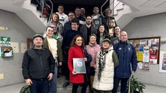 <span lang= gl >A concelleira de Cultura, Mar�a Outeiral, amosa un exemplar do caderno trala presentaci�n</span>