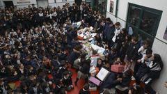 Ni�os del colegio divino maestro derriban un muro por el dia de la paz