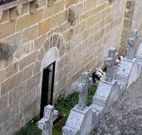 Los ladrones entraron por la puerta que se observa en la imagen.