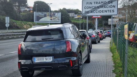 Coches mal estacionados para recoger a los ni�os en el colegio Santa Mar�a del Mar