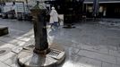 La fuente de la plaza de Espa�a vierte agua debido a una fuga en la parte central.