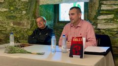 <span lang= gl >Ou autor de &laquo;Oblea&raquo;, &aacute; dereita, xunto co director do Museo Etnogr&aacute;fico Monte Caxado, na presentaci&oacute;n non mosteiro de Caaveiro</span>