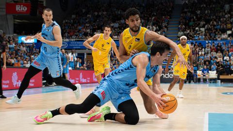 Louis Labeyrie presiona a Mihajlo Andric en un lance del Breog�n-Gran Canaria de la presente temporada.